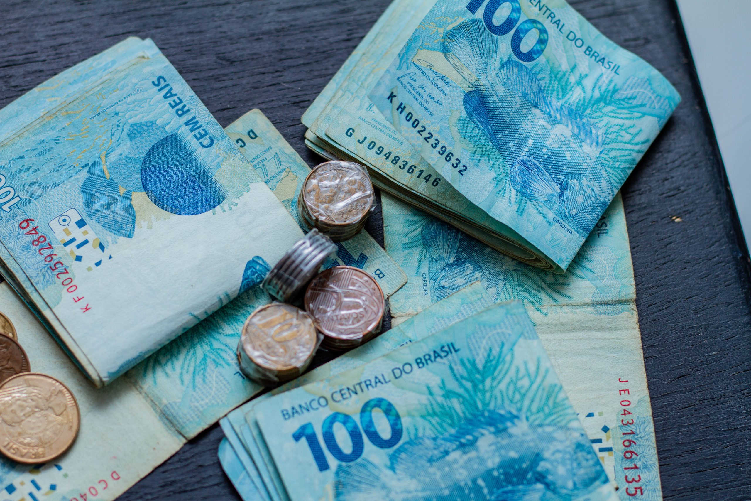 Benefício para trabalhadores libera 12 parcelas de R$ 127; confira critérios para receber