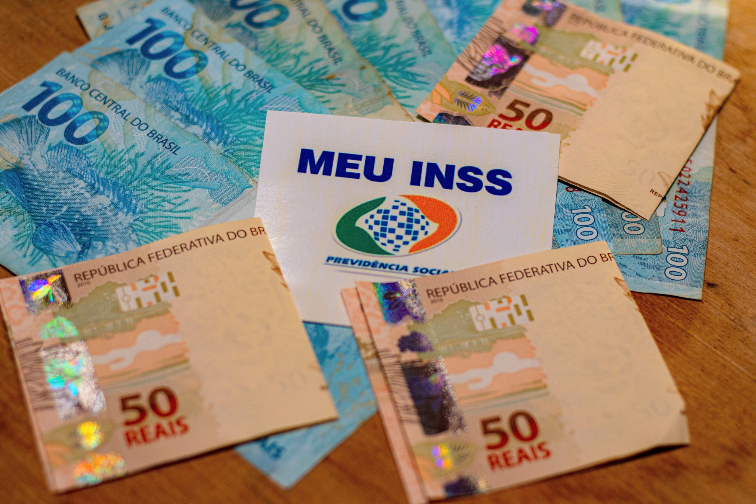 Benefícios do INSS são antecipados: veja quais segurados já podem sacar!