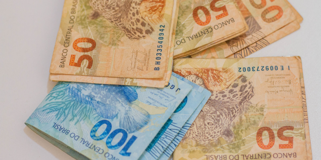 Bolsa do Povo SURPREENDE e amplia pagamentos – veja quem pode receber até R$ 2.490