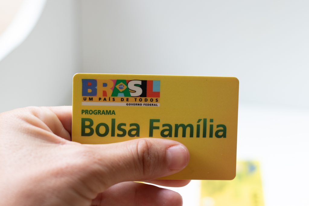 CPF e cartão de beneficiários do Bolsa Família podem estar NA MIRA do Governo Lula