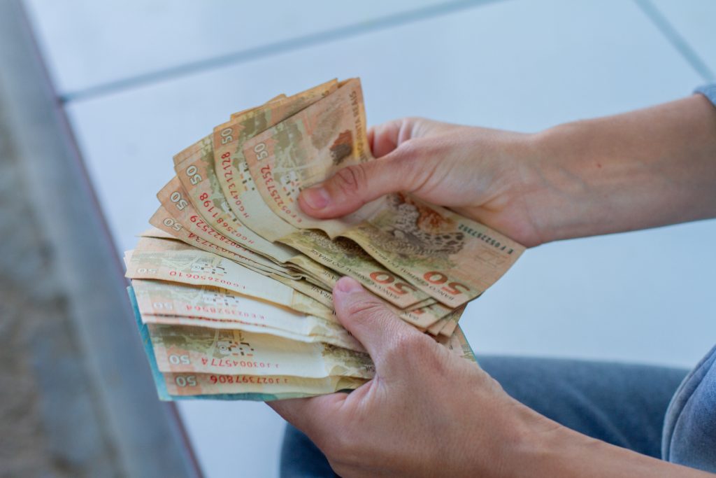 Caixa autoriza saque superior a R$ 6 MIL para trabalhadores de 221 cidades brasileiras