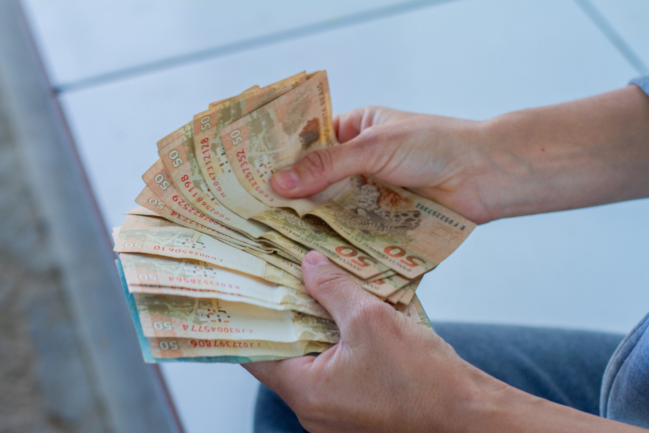 Caixa autoriza saque superior a R$ 6 MIL para trabalhadores de 221 cidades brasileiras