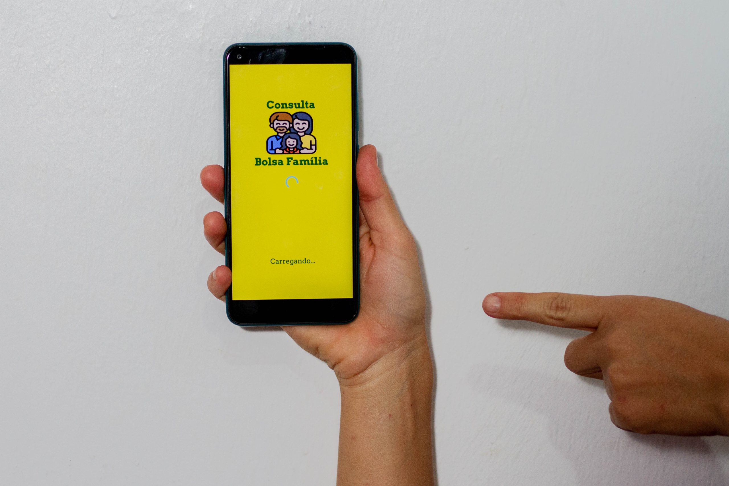 Consulta do Bolsa Família atrasa e beneficiários reclamam nas redes sociais; ATENÇÃO ao app!