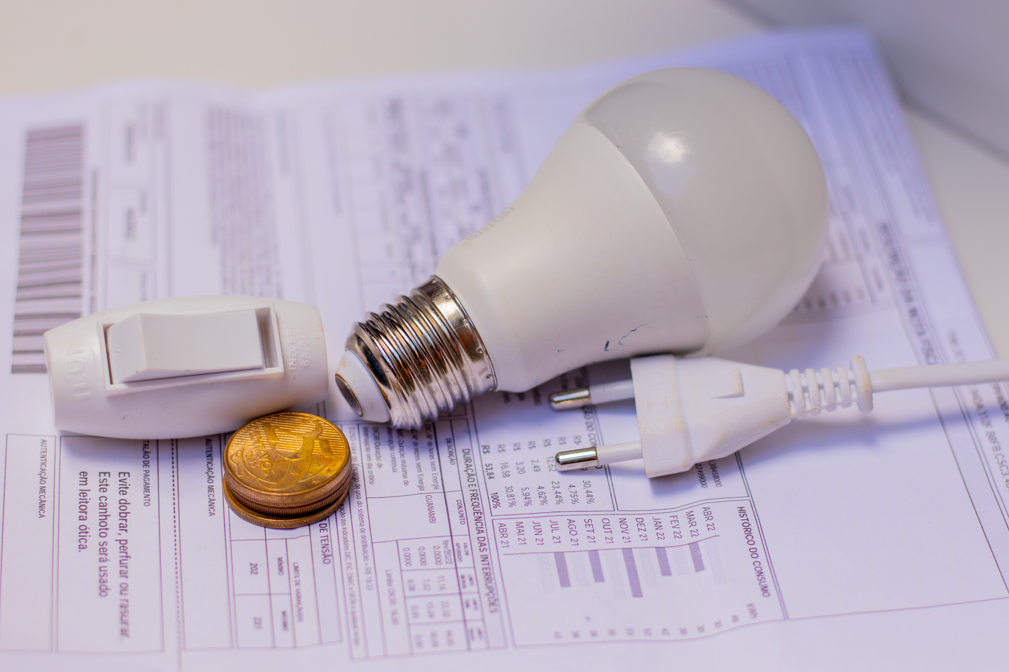 A conta de luz pode não abaixar nos próximos meses. Entenda.