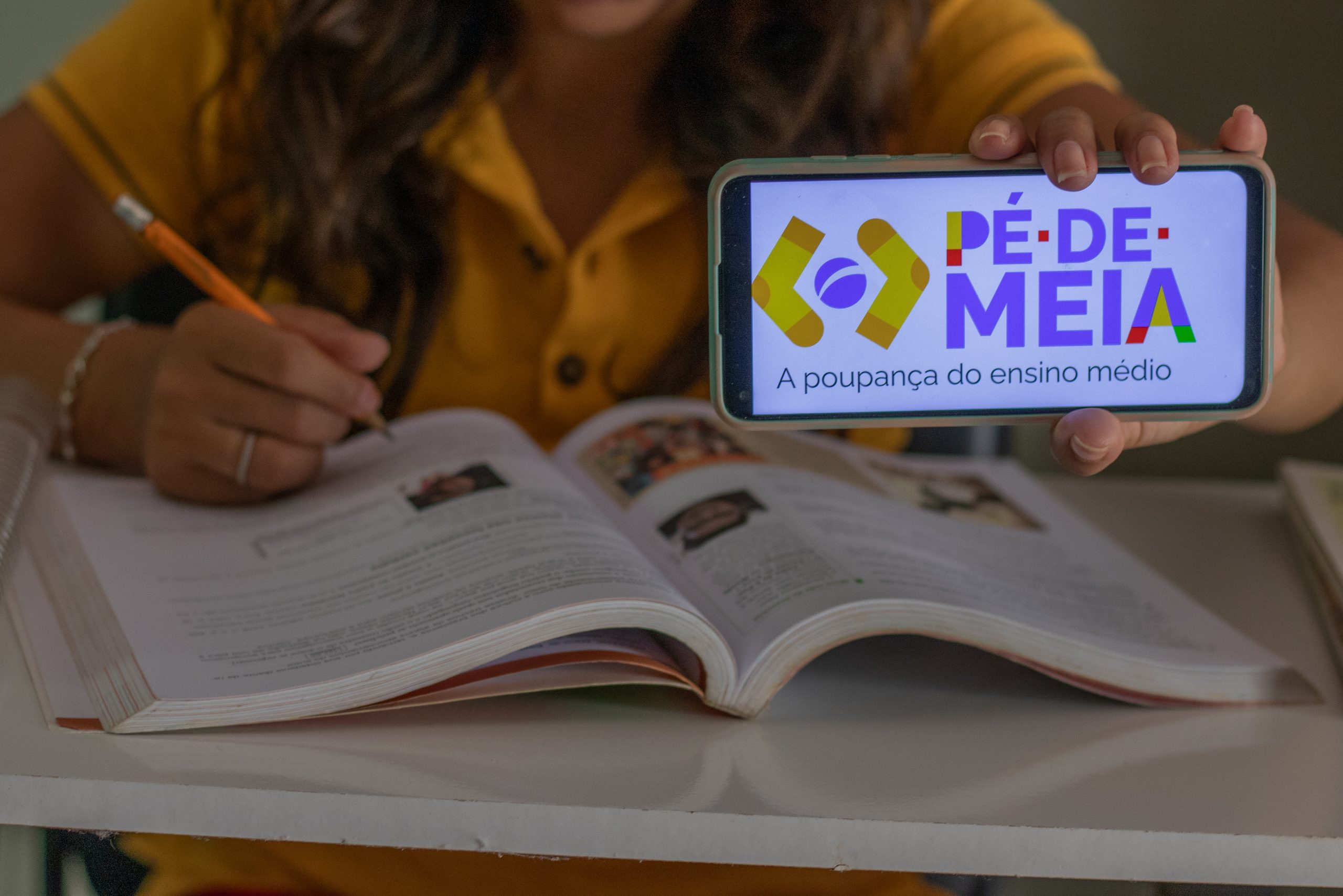 O Pé-de-Meia está sendo alvo de cortes. Confira o que muda com a nova decisão.