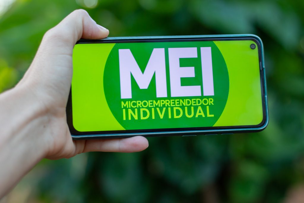O MEI que precisar de ajuda para quitar débitos obrigatórios pode se inscrever no CadÚnico.
