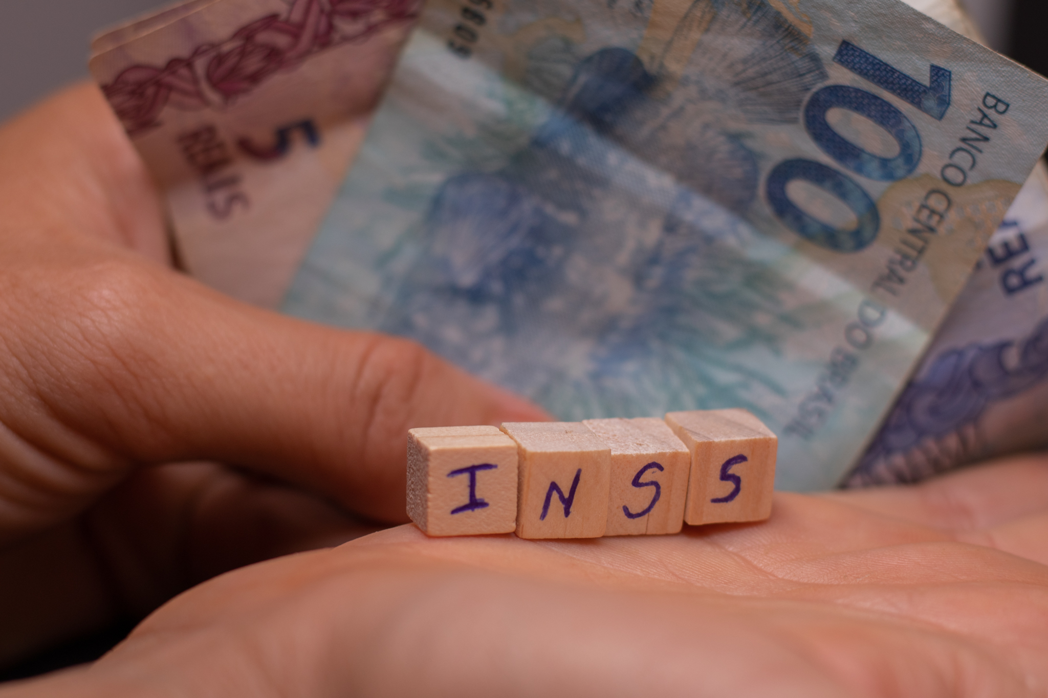 Descubra como funciona o Meu INSS Vale+ e quais idosos podem antecipar R$ 150