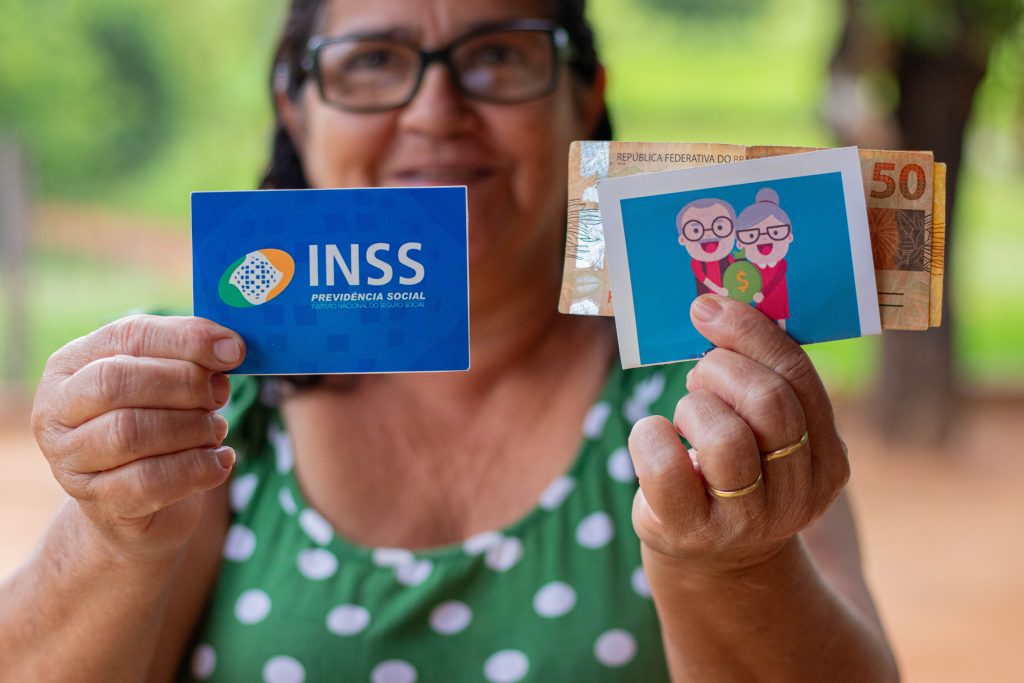 Se você está desempregado, mas ainda quer contribuir com o INSS, veja como fazer isso.