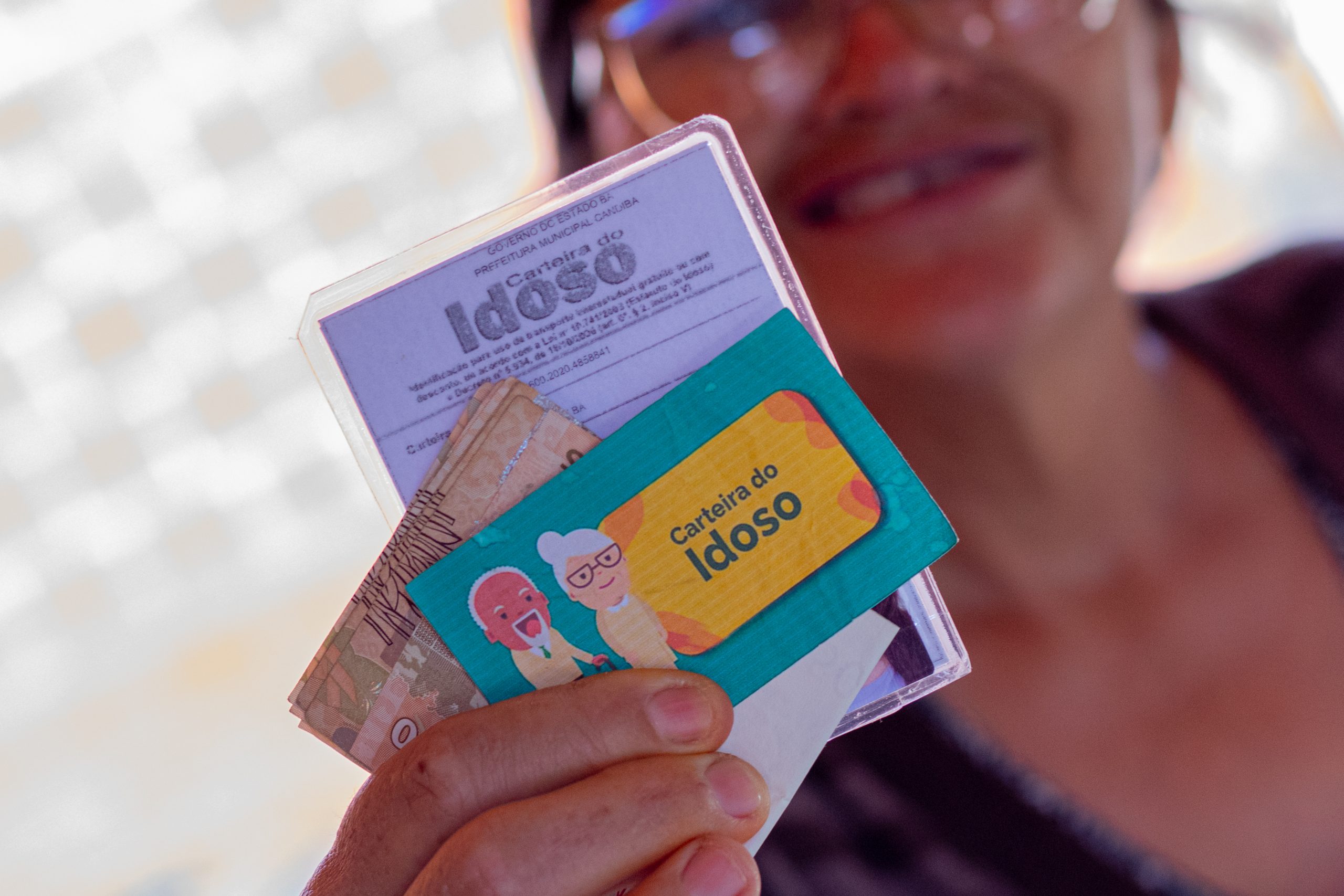 Idosos podem encher o bolso ao solicitar Carteira do Idoso: aproveite ao MÁXIMO!