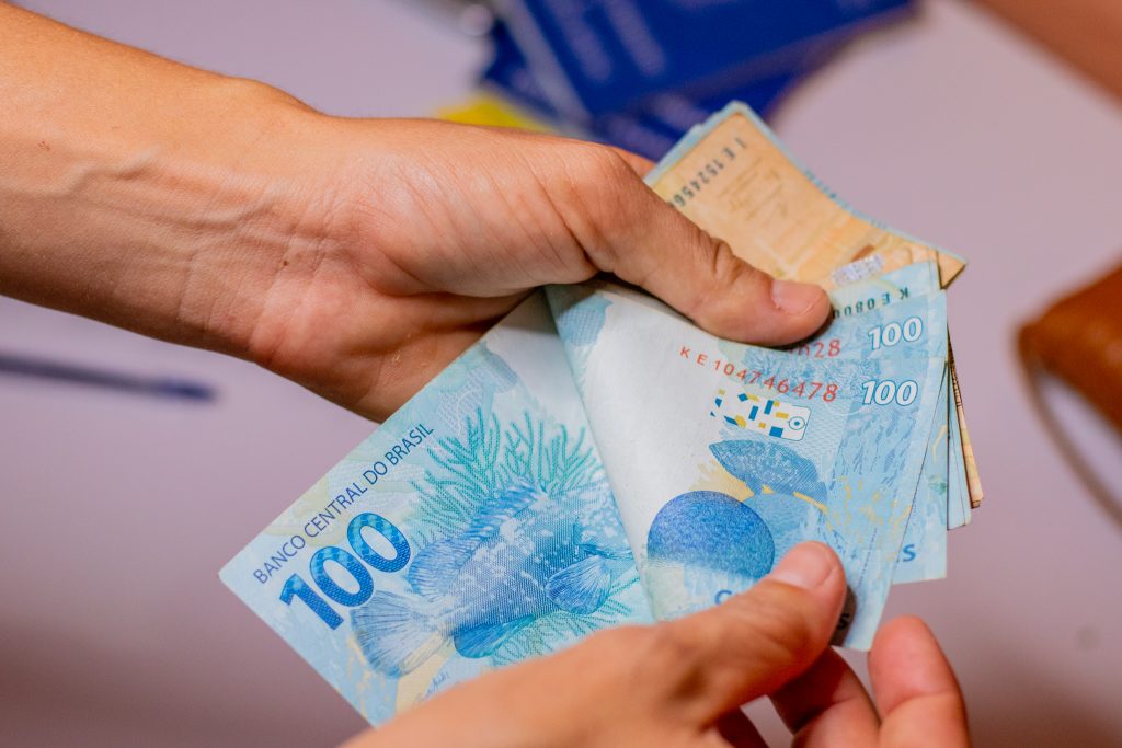 Mulheres brasileiras podem receber auxílio-aluguel de R$ 500; confira regras