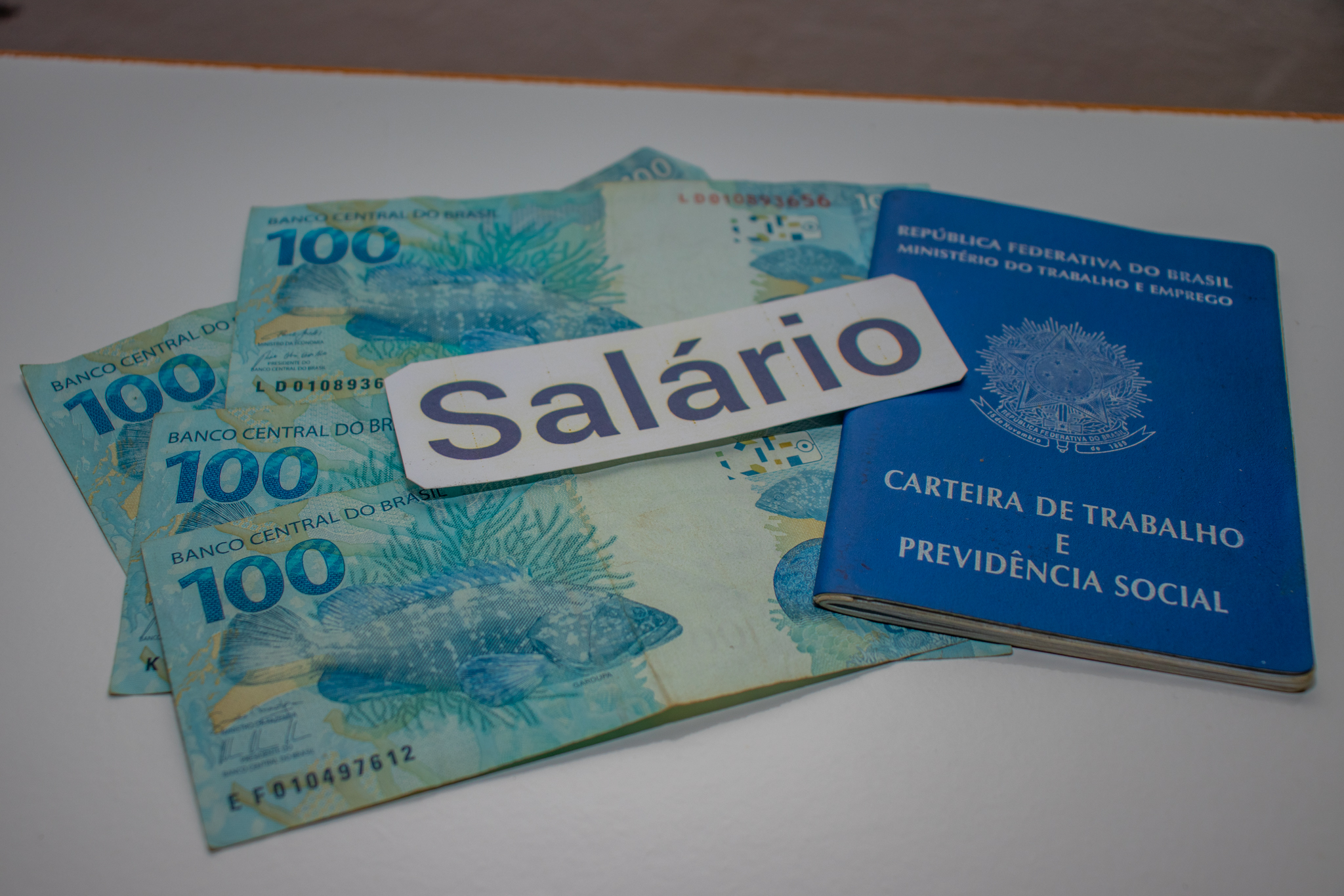 Pagamento em dobro: trabalhadores CLT podem receber salário de abril com EXTRA