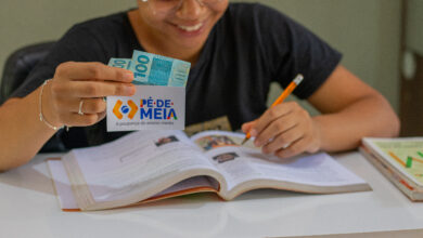 Se você é estudante, veja quanto vai receber do Pé-de-Meia este mês.