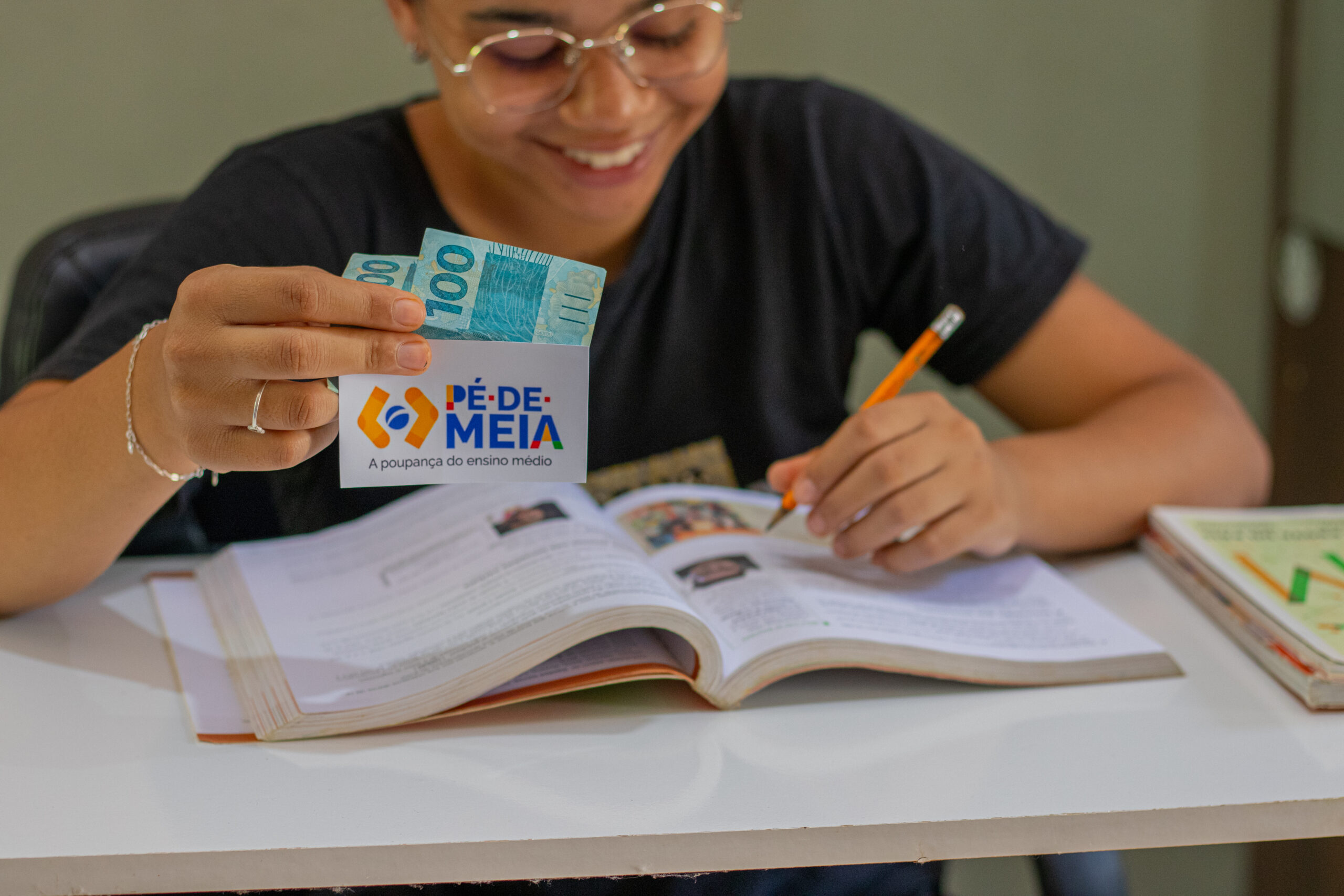 Se você é estudante, veja quanto vai receber do Pé-de-Meia este mês.