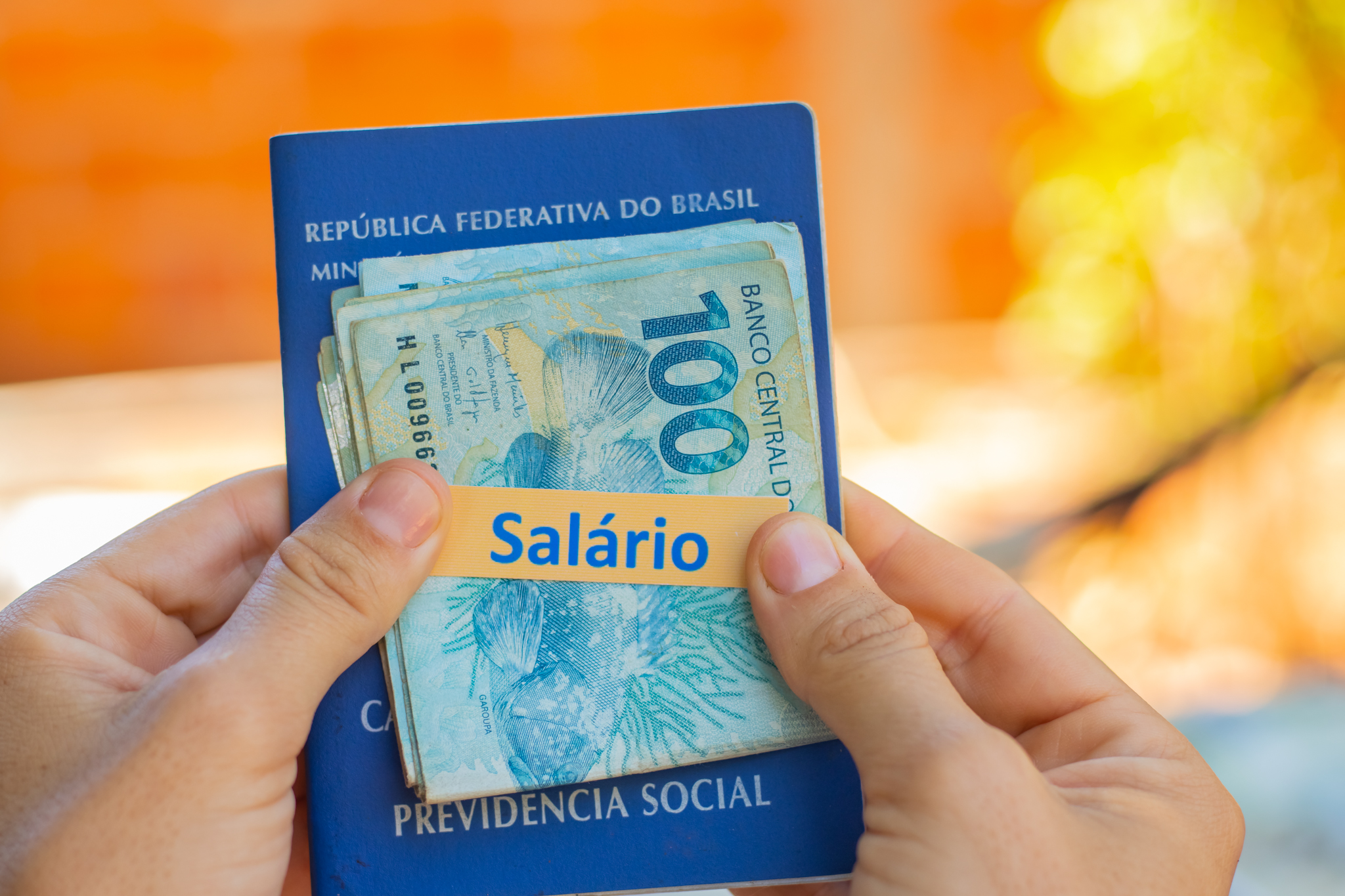 Se você é trabalhador, fique atento ao que fazer se achar descontos que não devem existir no salário.