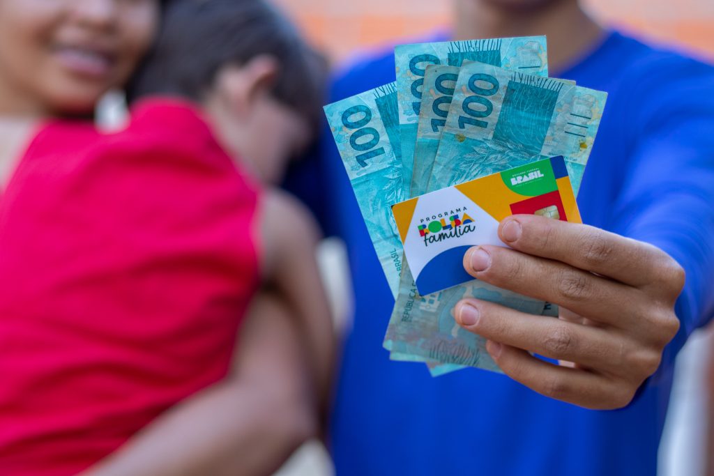 Você tem ou quer ter cartão de crédito, mas tem medo que isso comprometa seu Bolsa Família? Veja se realmente acontece.