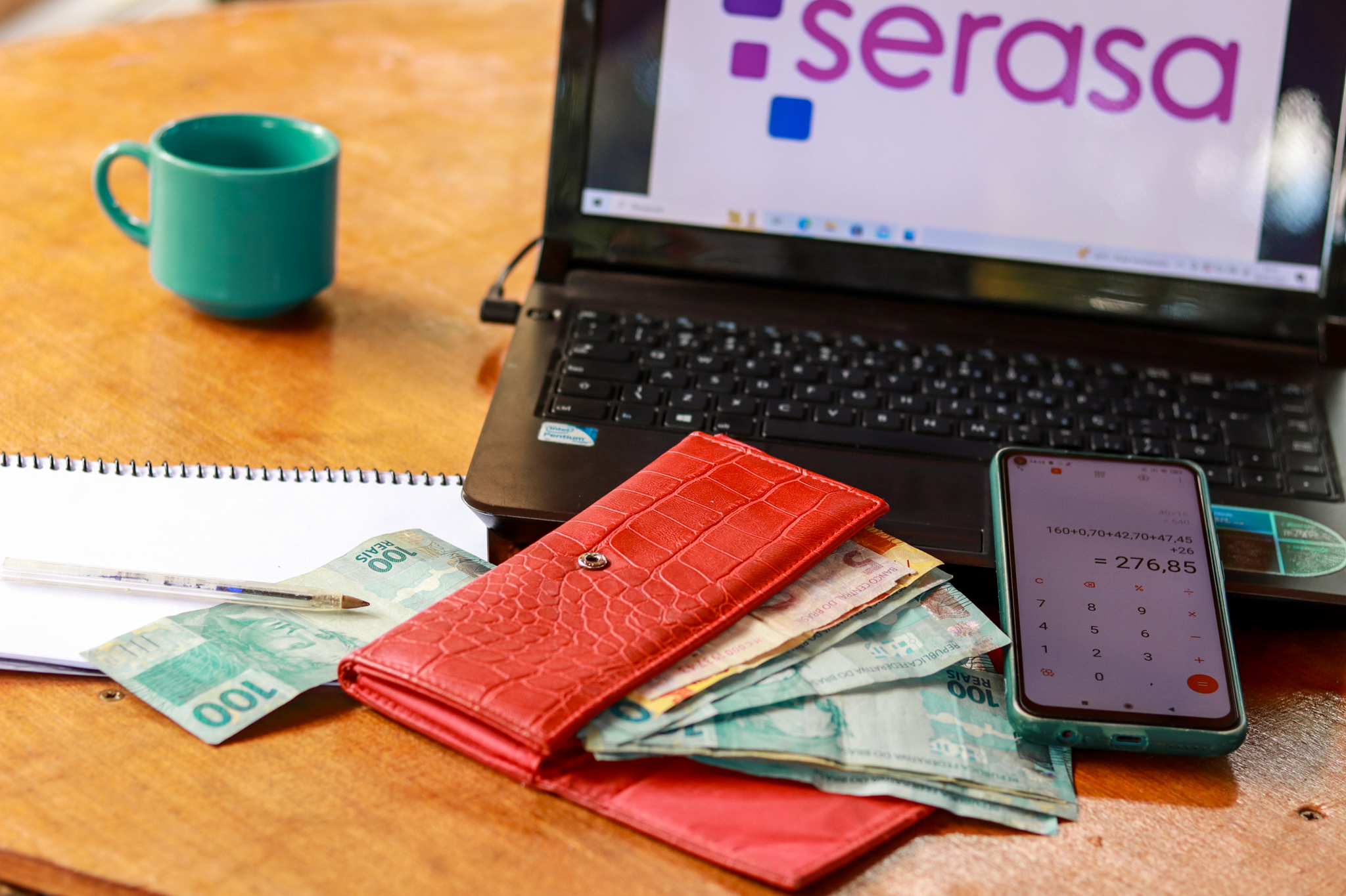 O Serasa está oferecendo o auxílio-dívida para te ajudar a quitar contas.