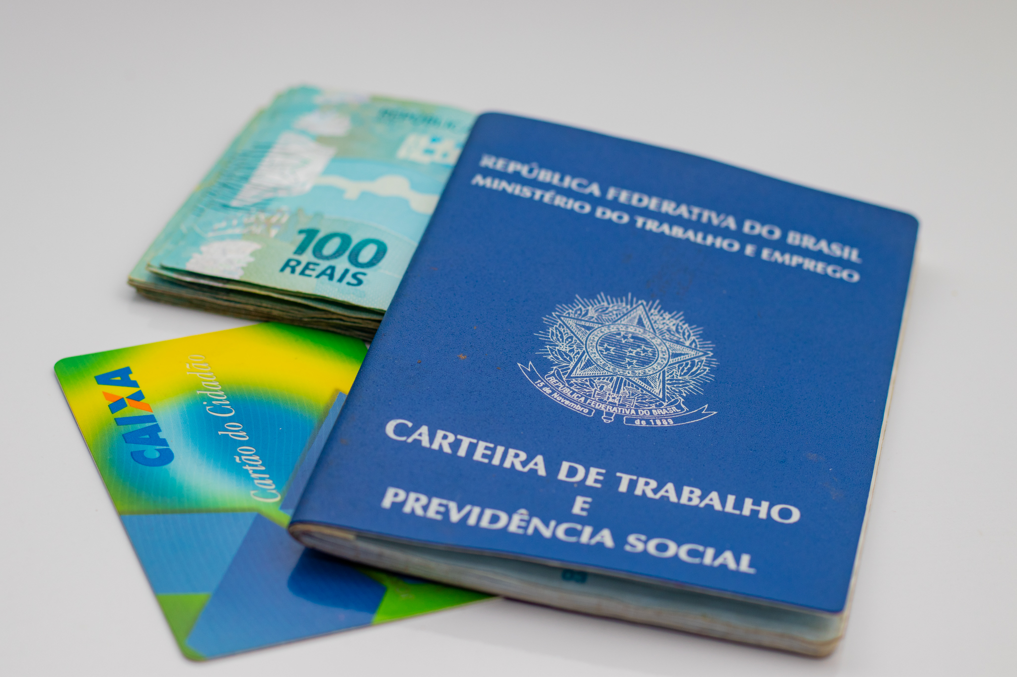 14° salário: Caixa vai DESTRAVAR mais 5 parcelas de até R$ 1.518 para trabalhadores CLT