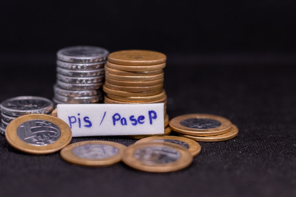 Se você vai receber o abono salarial, veja como funciona o pagamento.