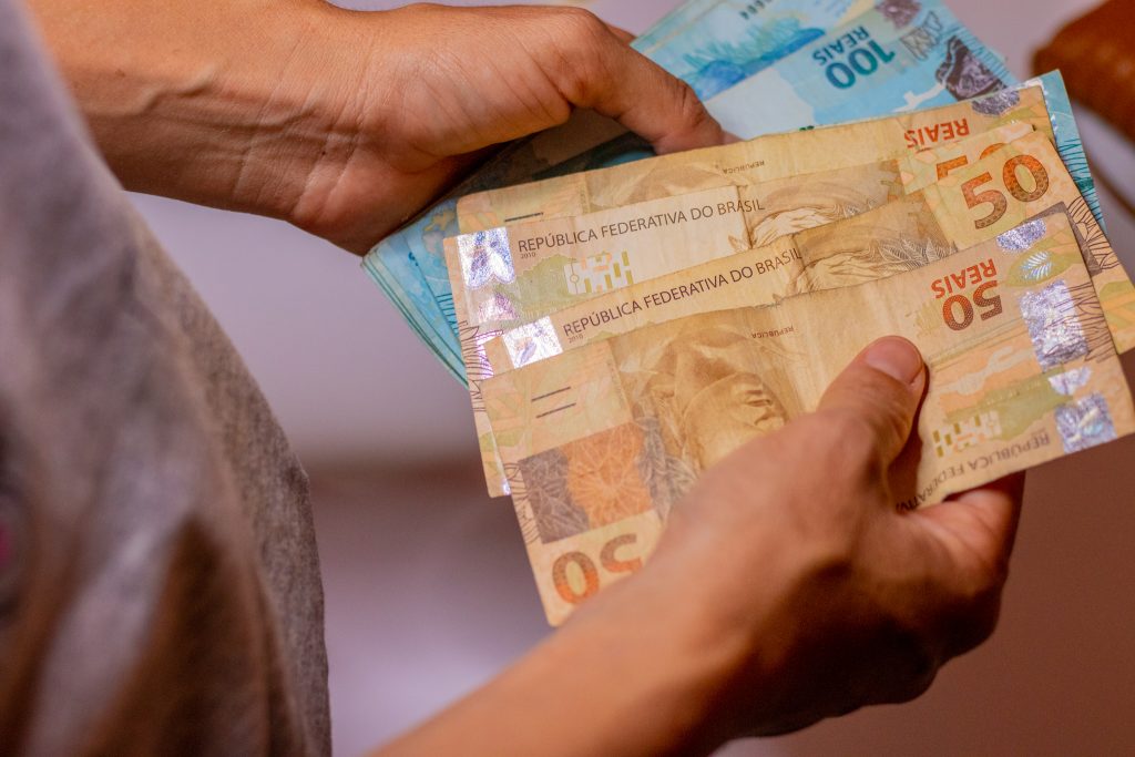 Aumento no salário mínimo pode afetar trabalhadores que atuam pelo regime CLT