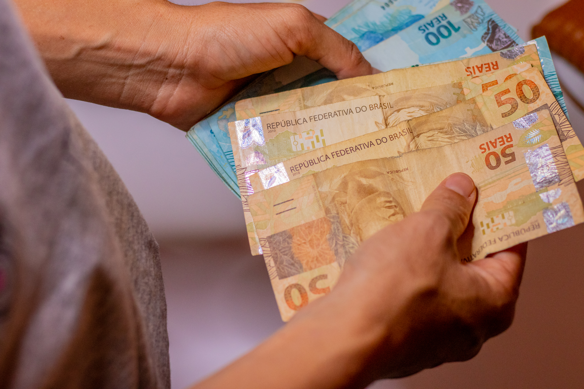 Aumento no salário mínimo pode afetar trabalhadores que atuam pelo regime CLT
