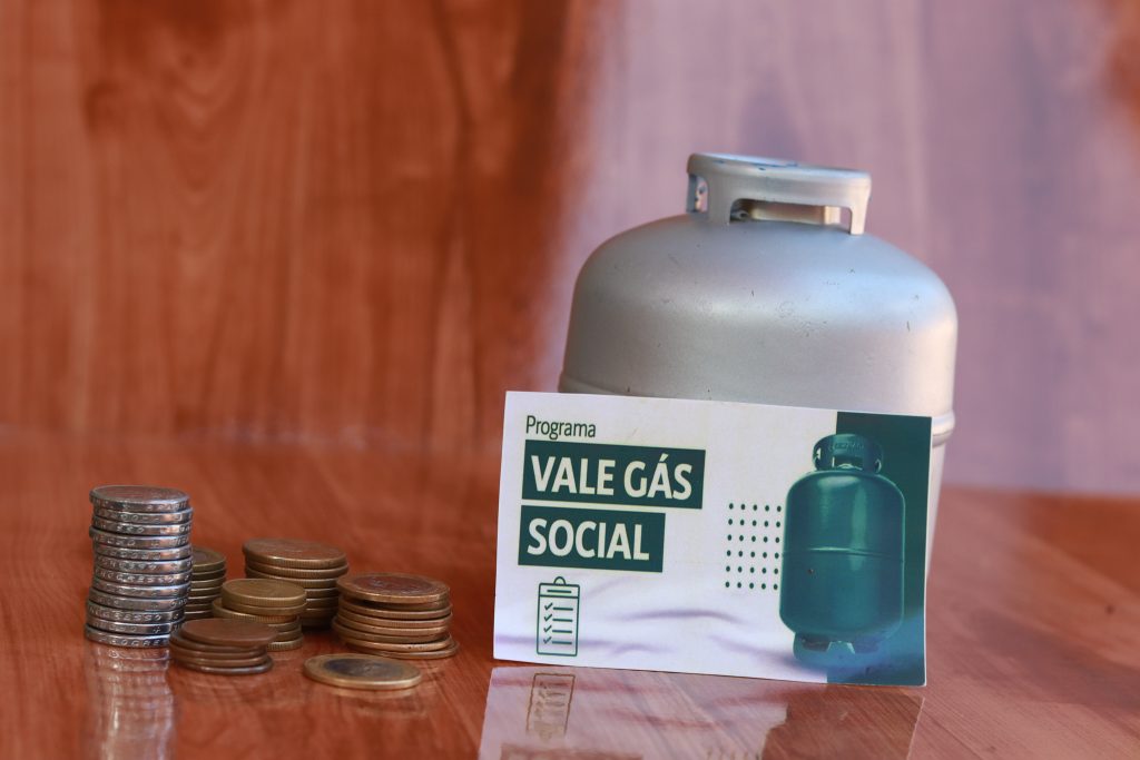 Auxílio Gás: descubra quando o benefício retorna e qual o valor confirmado