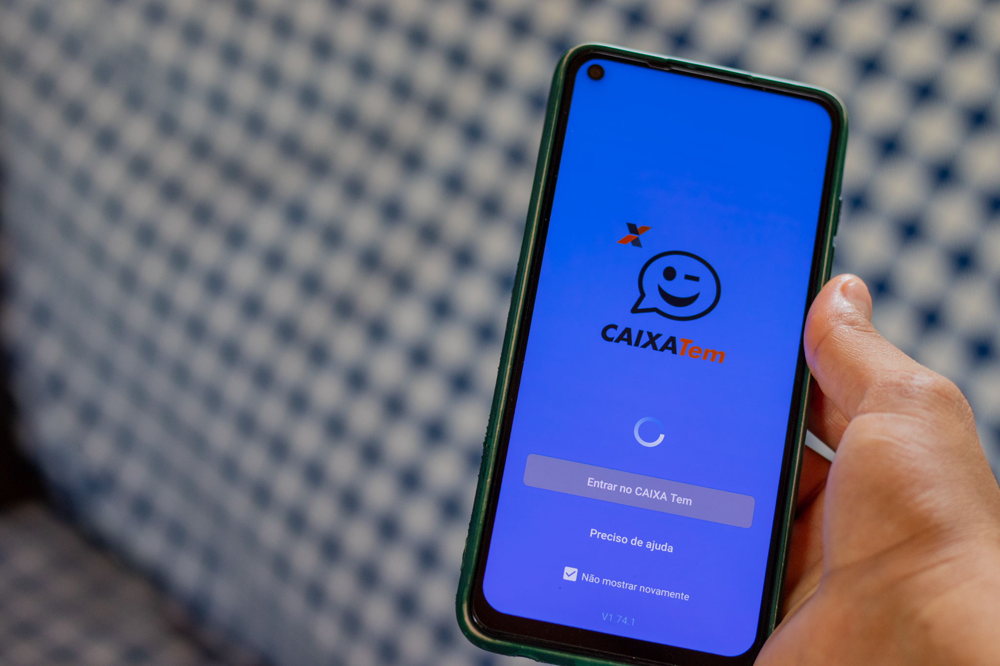 Beneficiários do Pé-de-Meia reclamam de saldo bloqueado no Caixa Tem; entenda