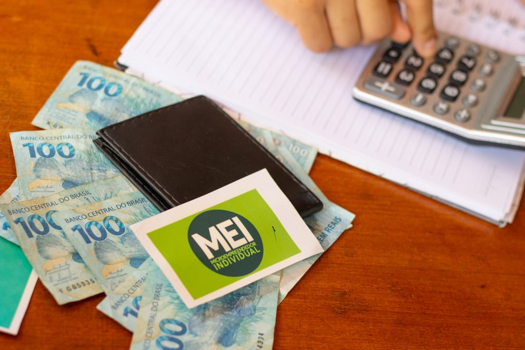 É MEI? Veja como conseguir o seu cartão sem anuidade e taxas.