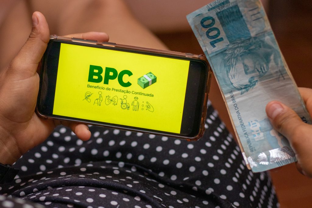 Combo BPC: além do benefício regular, brasileiros podem solicitar dois EXTRAS em abril
