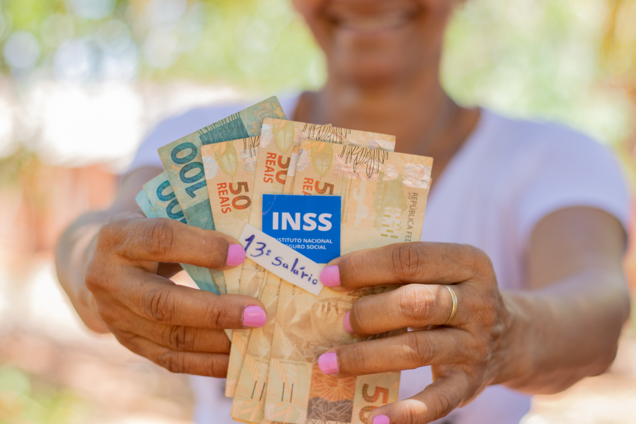 Décimo terceiro salário do INSS pode ser antecipado pelo governo; idosos estão em FESTA!