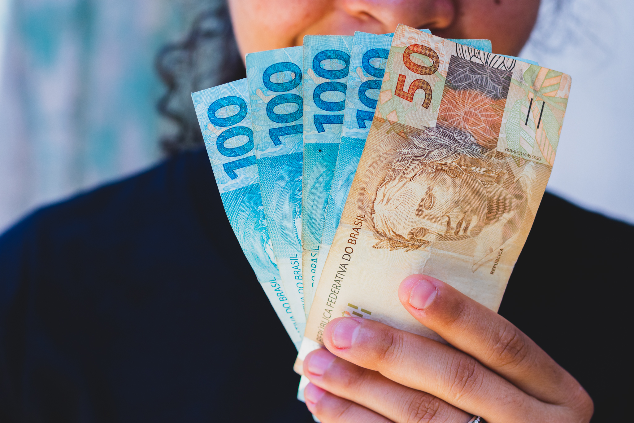Dinheiro esquecido: pagamento de R$ 26 BI cai na conta dos brasileiros a partir de HOJE (28)