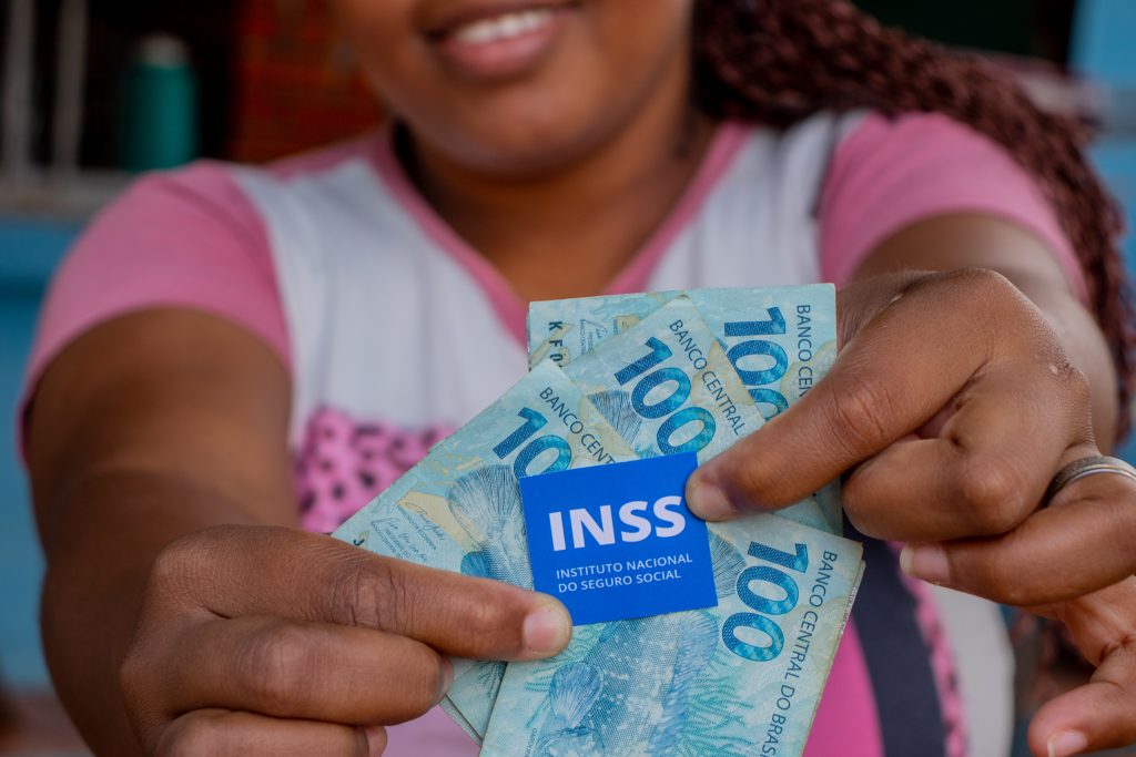 O INSS está antecipando o pagamento de milhares de segurados. Confira.