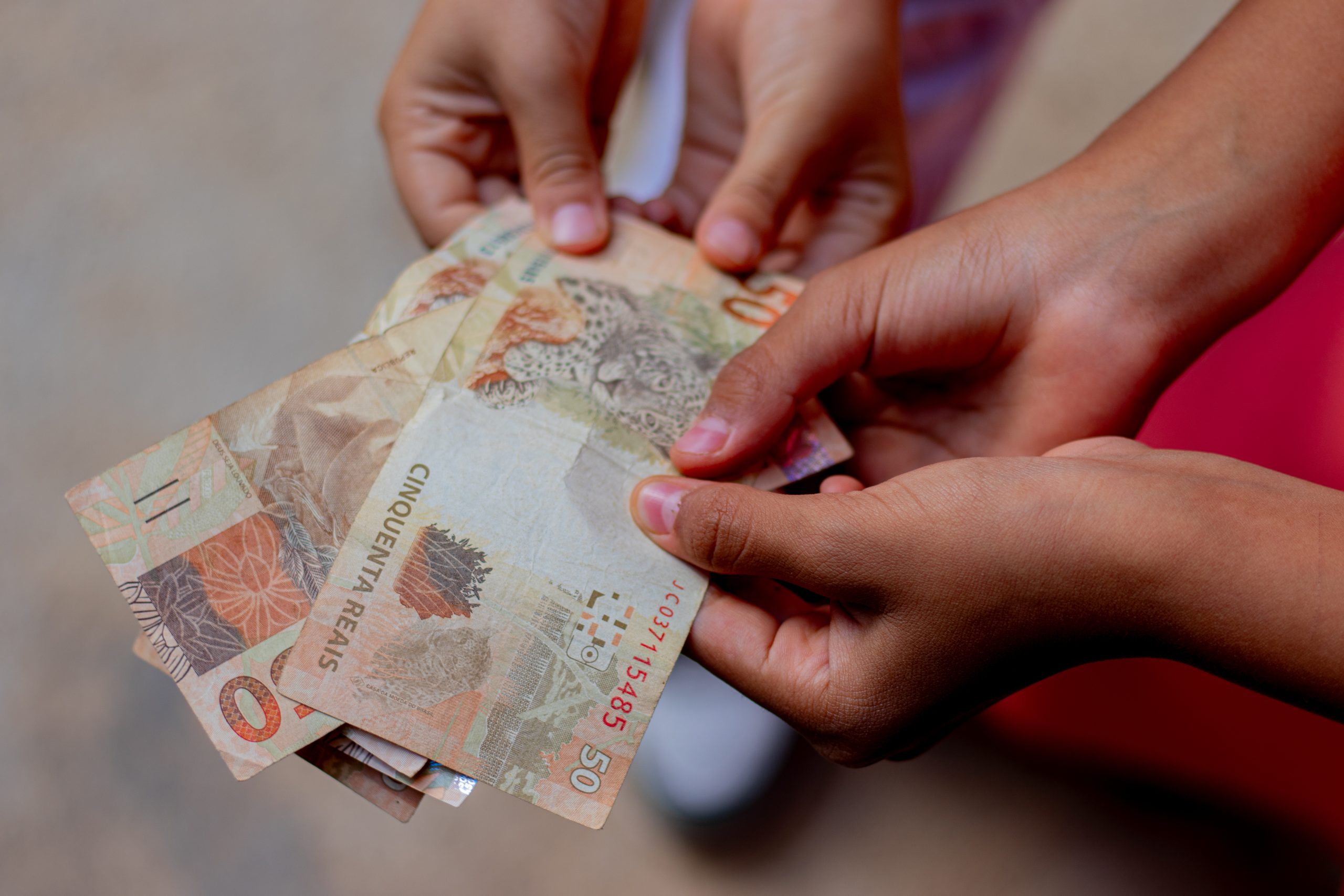 Mães do Bolsa Família recebem EXTRA de R$ 300 a partir de 12/03