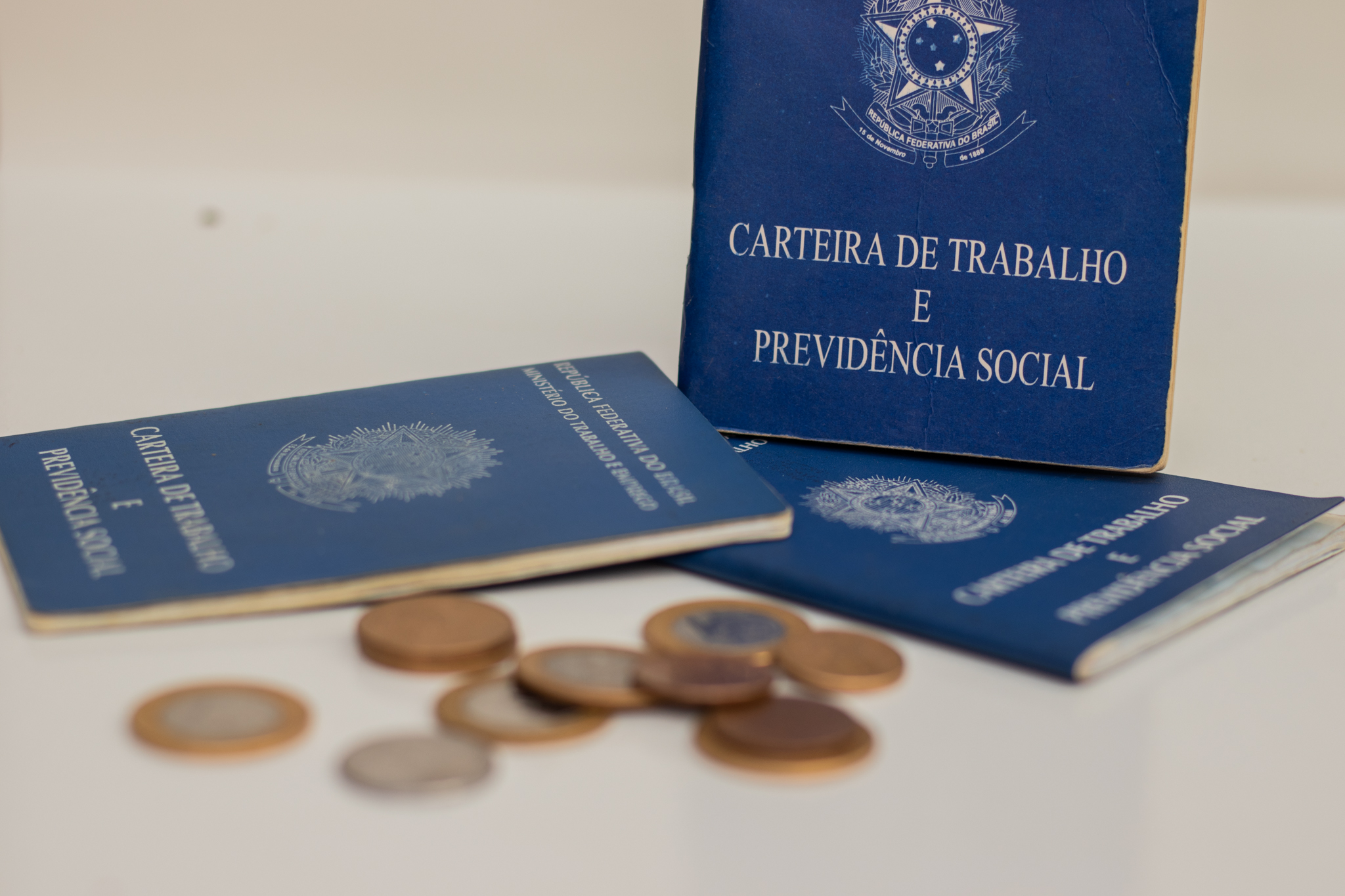 Trabalhador, mesmo que você perca o emprego, ainda continuará pagando o consignado.