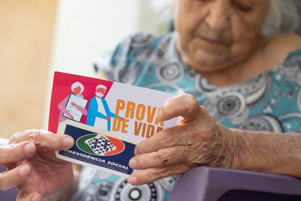Preciso ir ao banco para fazer Prova de Vida? Entenda o que está em jogo para segurados!