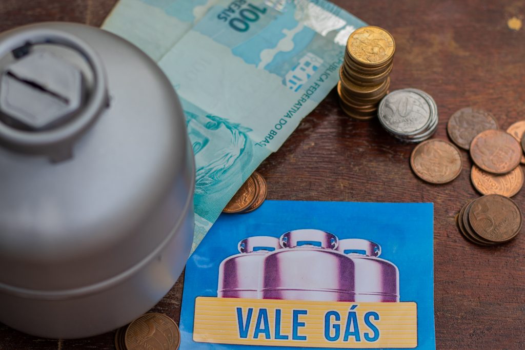 Se você é beneficiário do Auxílio Gás, veja quando os valores voltam a cair.