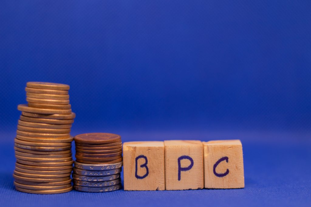 Quer manter seu BPC? Descubra como deixar benefício INTACTO e livre de cortes do INSS