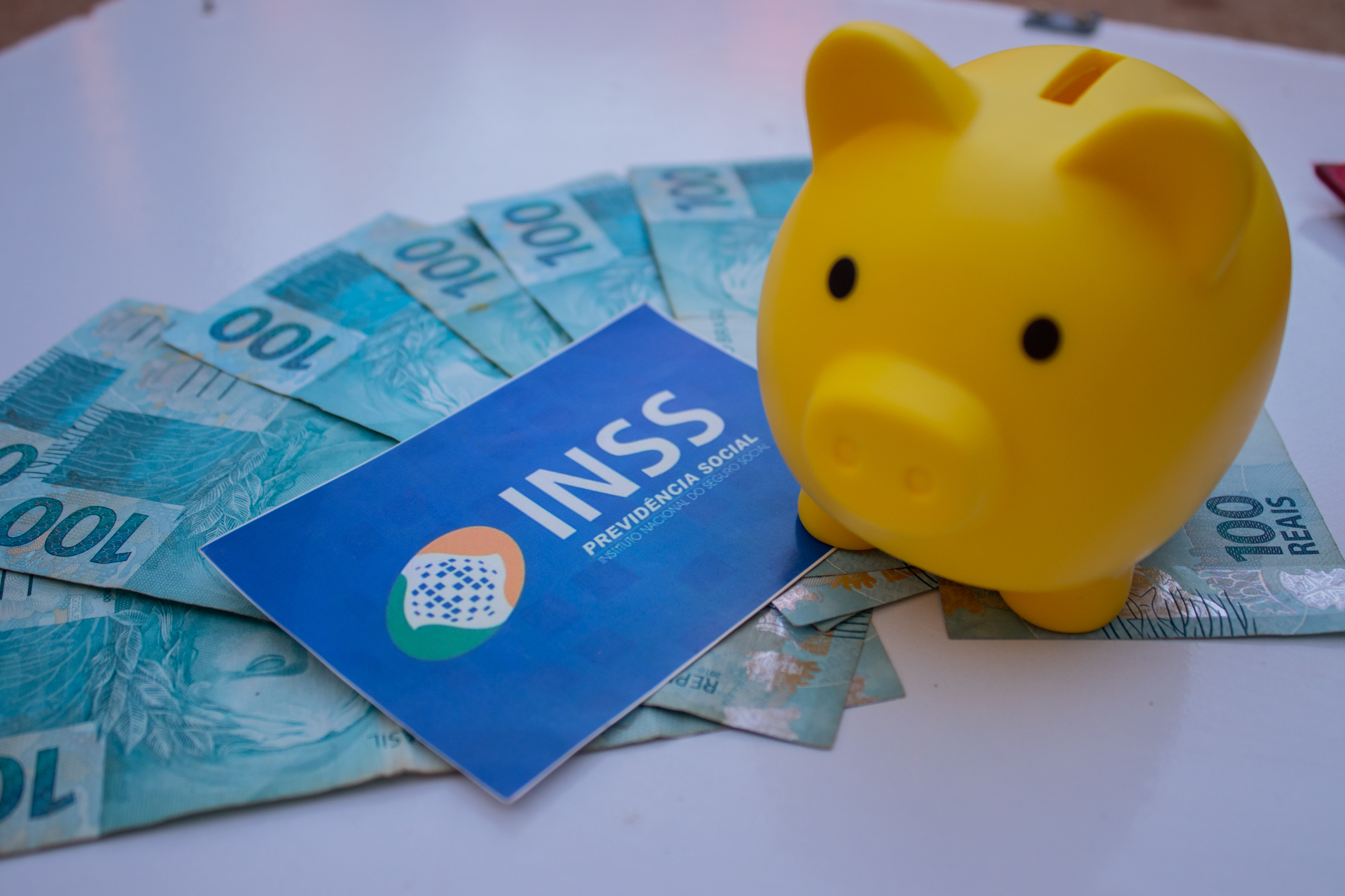 Retroativos na conta: valores ATRASADOS do INSS vão cair ainda em abril; veja critérios!