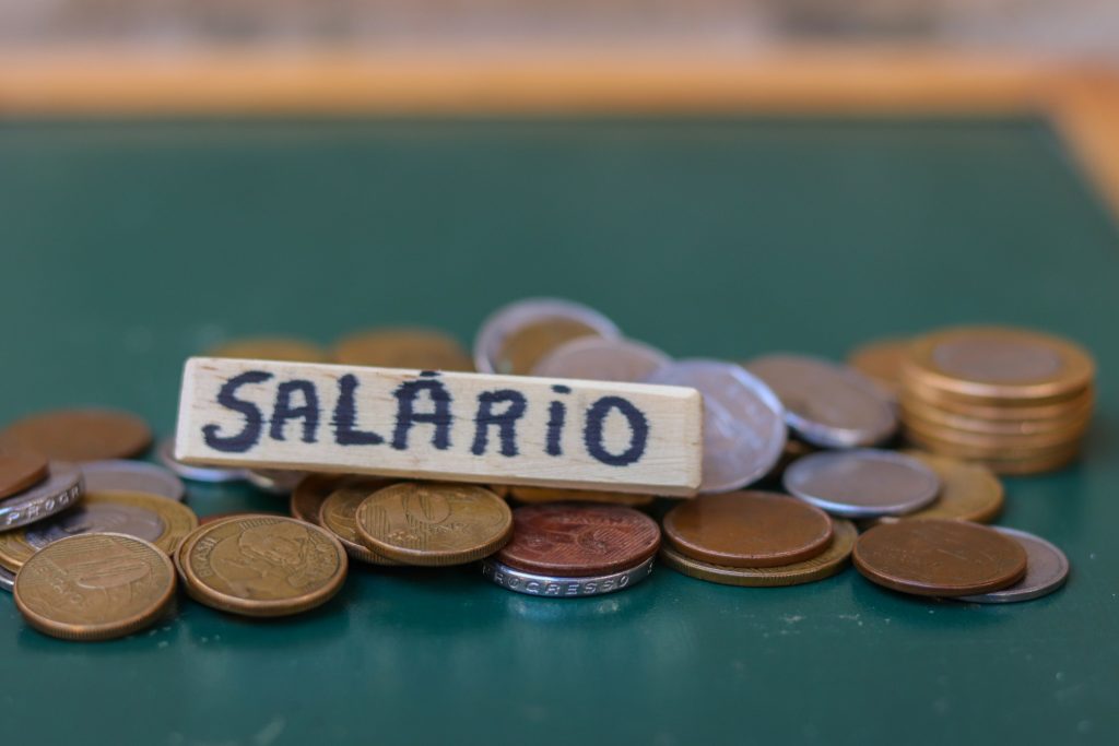 O salário mínimo atual não chega nem perto do ideal. Confira.