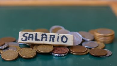 O salário mínimo atual não chega nem perto do ideal. Confira.