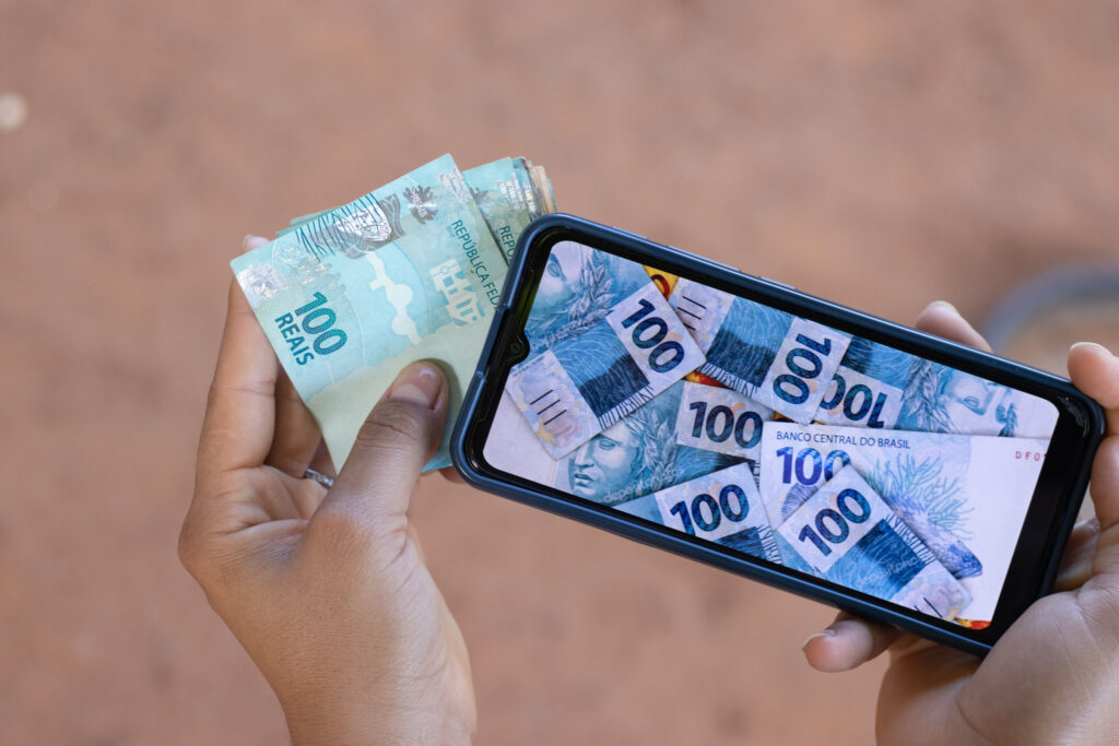 Benefício de R$ 85 ajuda a aliviar o bolso de brasileiros: solicite isenção até HOJE (25)