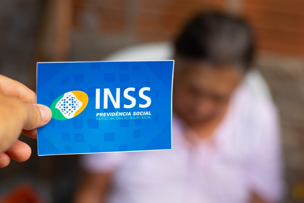 Cadê o dinheiro? INSS some com R$ 2 BILHÕES dos aposentados, que precisam agir rápido!