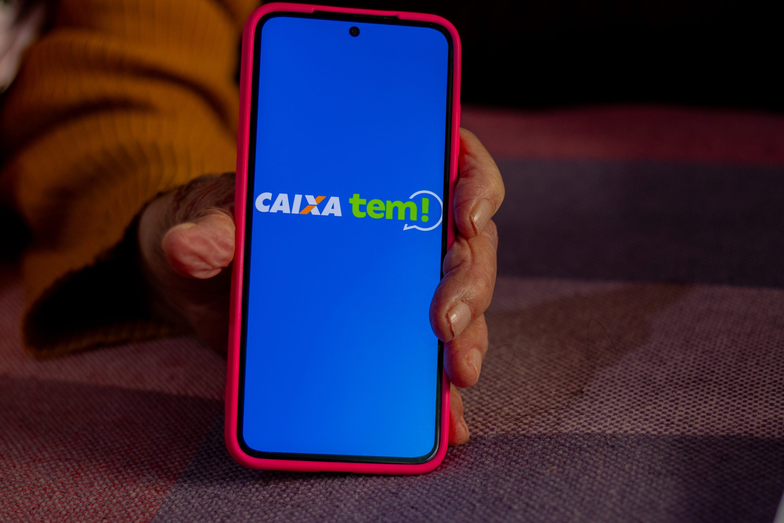 Caixa Tem libera saque emergencial em abril com valor acima do salário mínimo: quem tem direito?