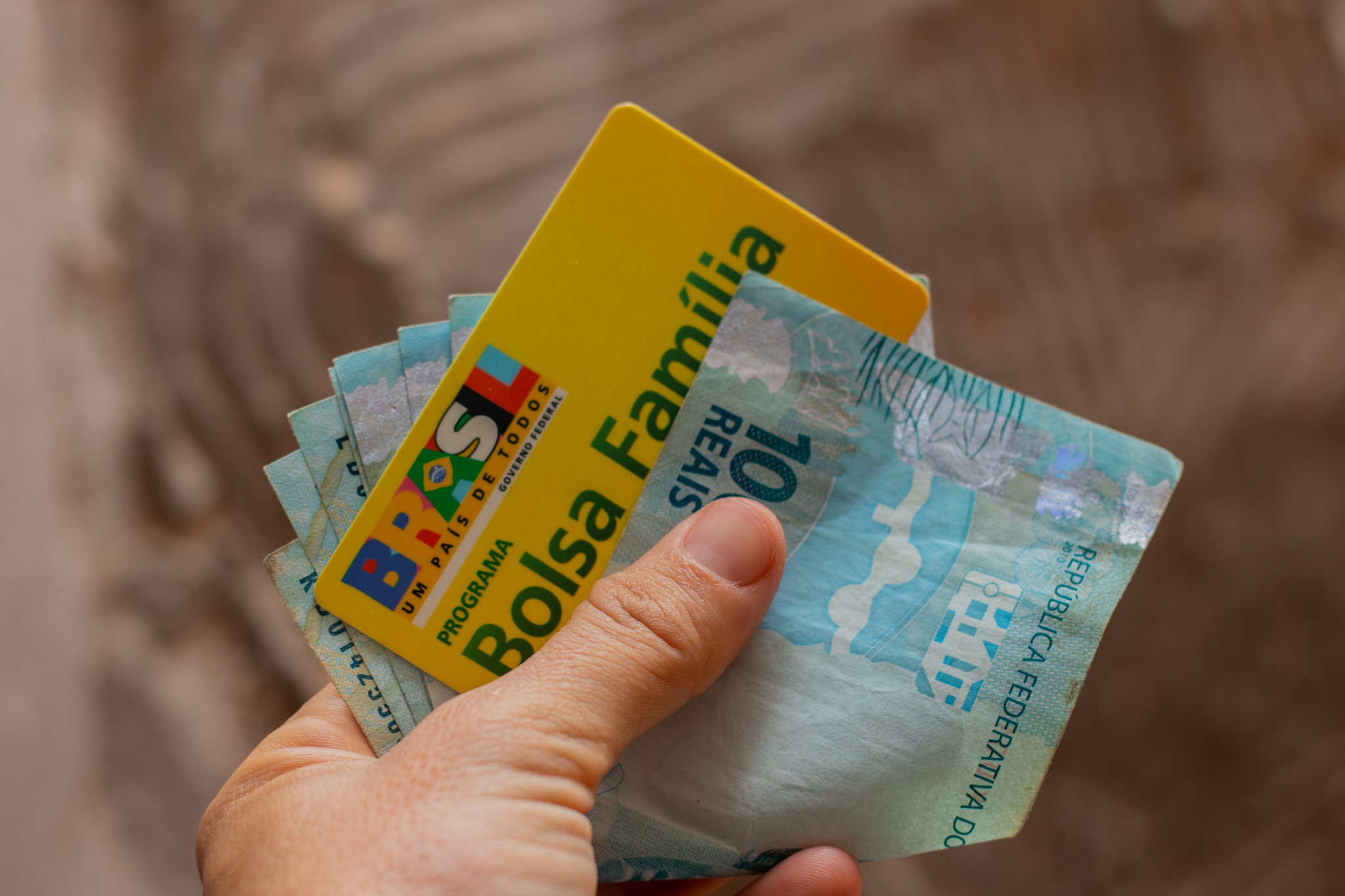 Confirmado aumento de R$ 150 no Bolsa Família: confira os critérios para receber e consulte!
