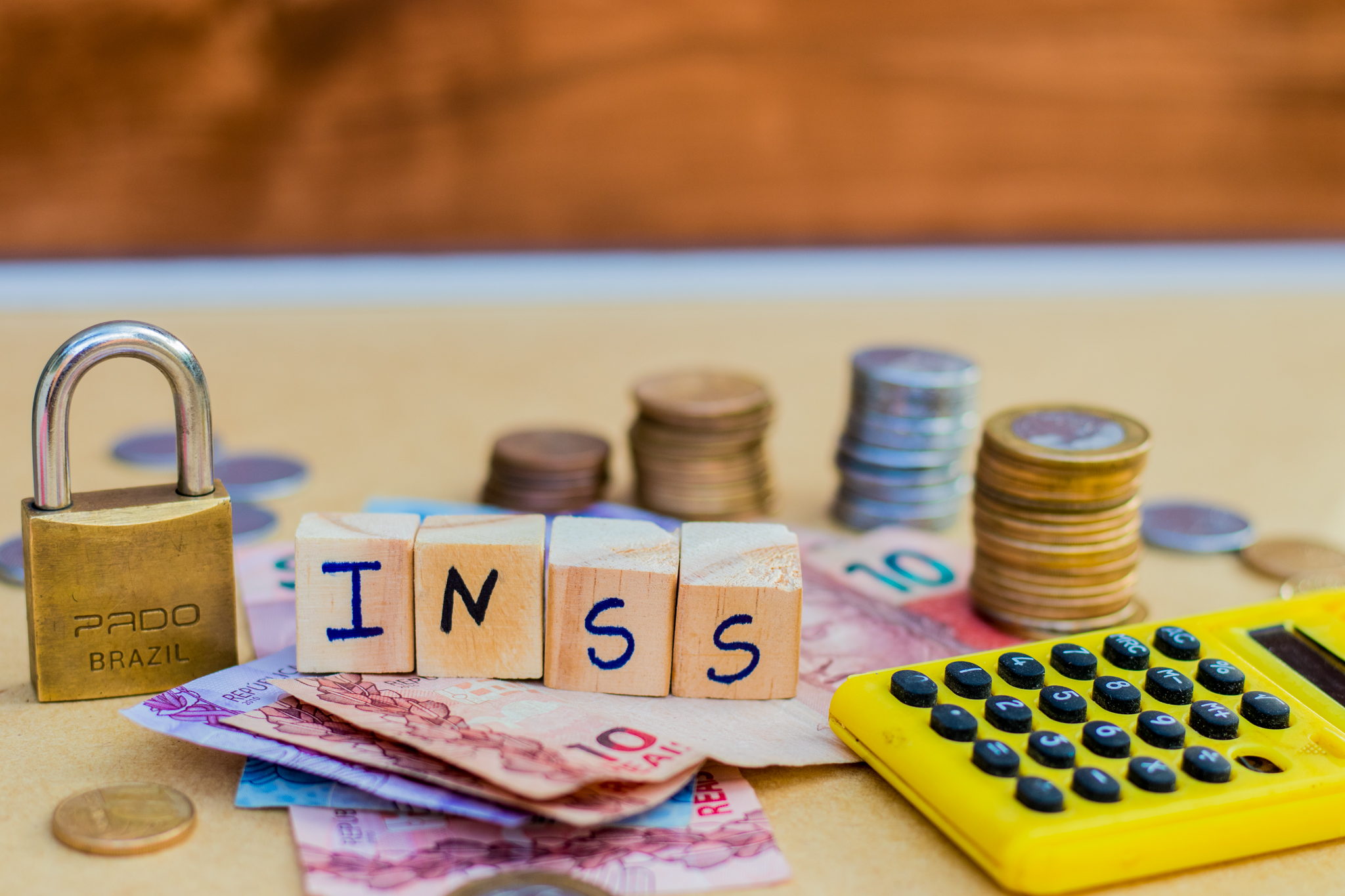 De cair da cadeira: INSS atualiza descontos na aposentadoria e surpreende idosos aposentados