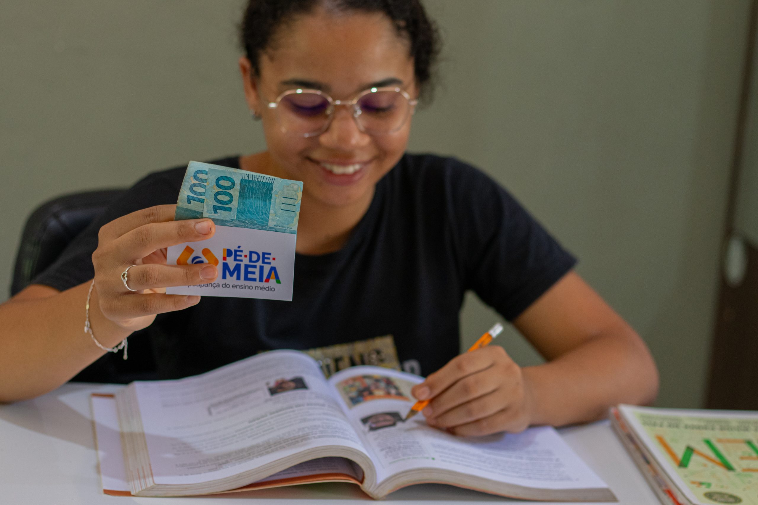 Estudantes do Pé-de-Meia recebem último EXTRA de R$ 200 HOJE (07)