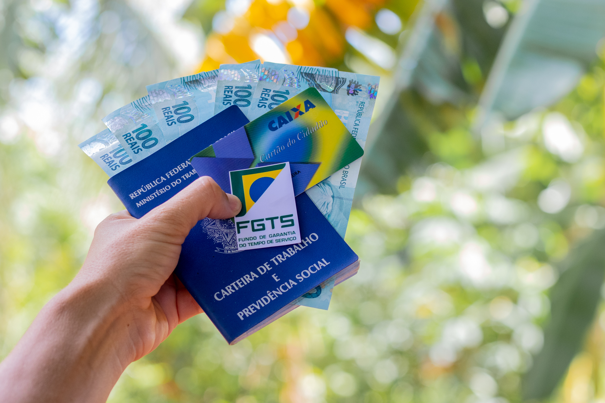 FGTS: trabalhadores têm até 30 de abril para solicitar pagamento de R$ 2,9 MIL na conta