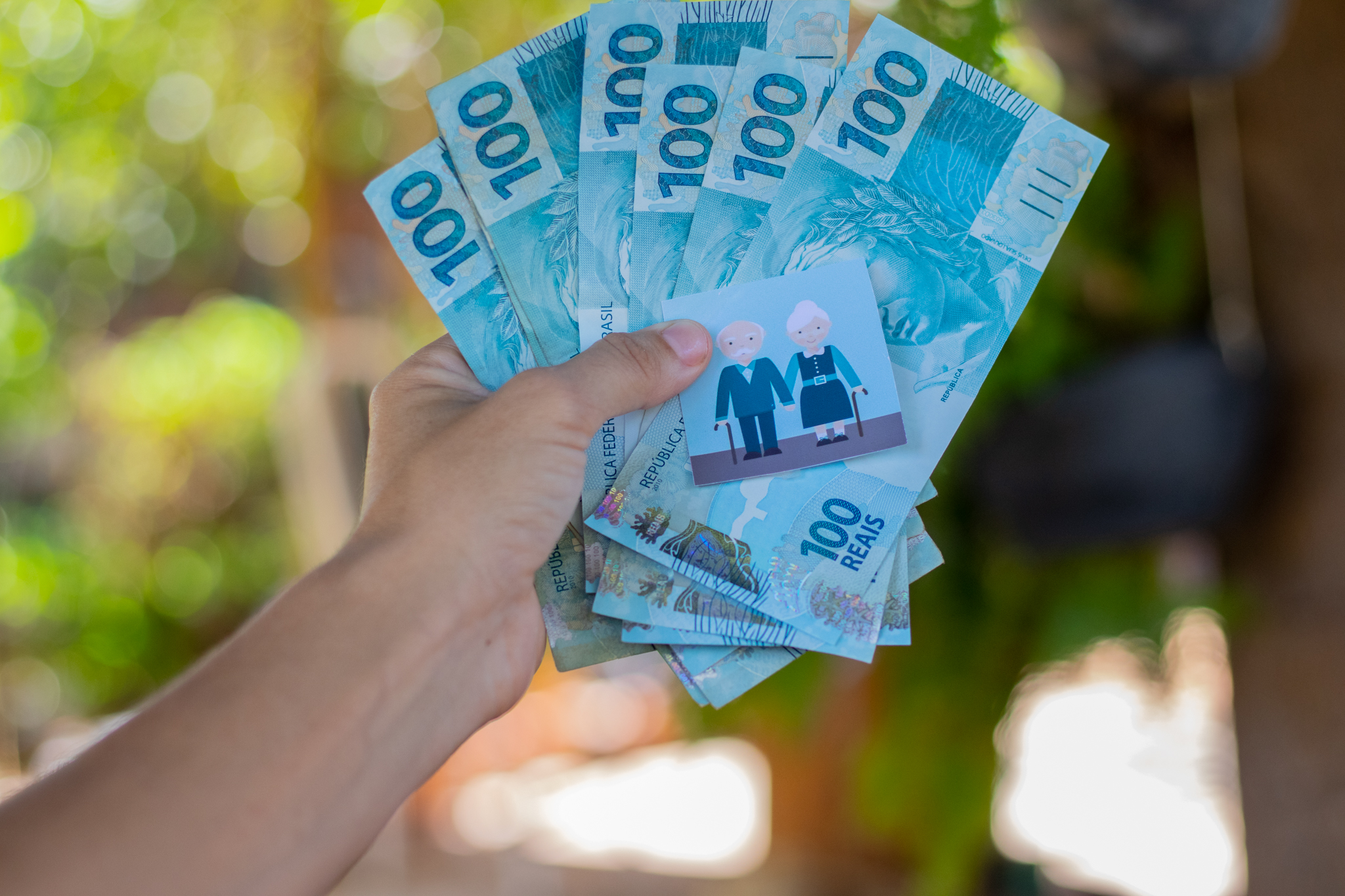 INSS prepara novos repasses de R$ 1.518 a uma seleta lista de idosos: confira datas!