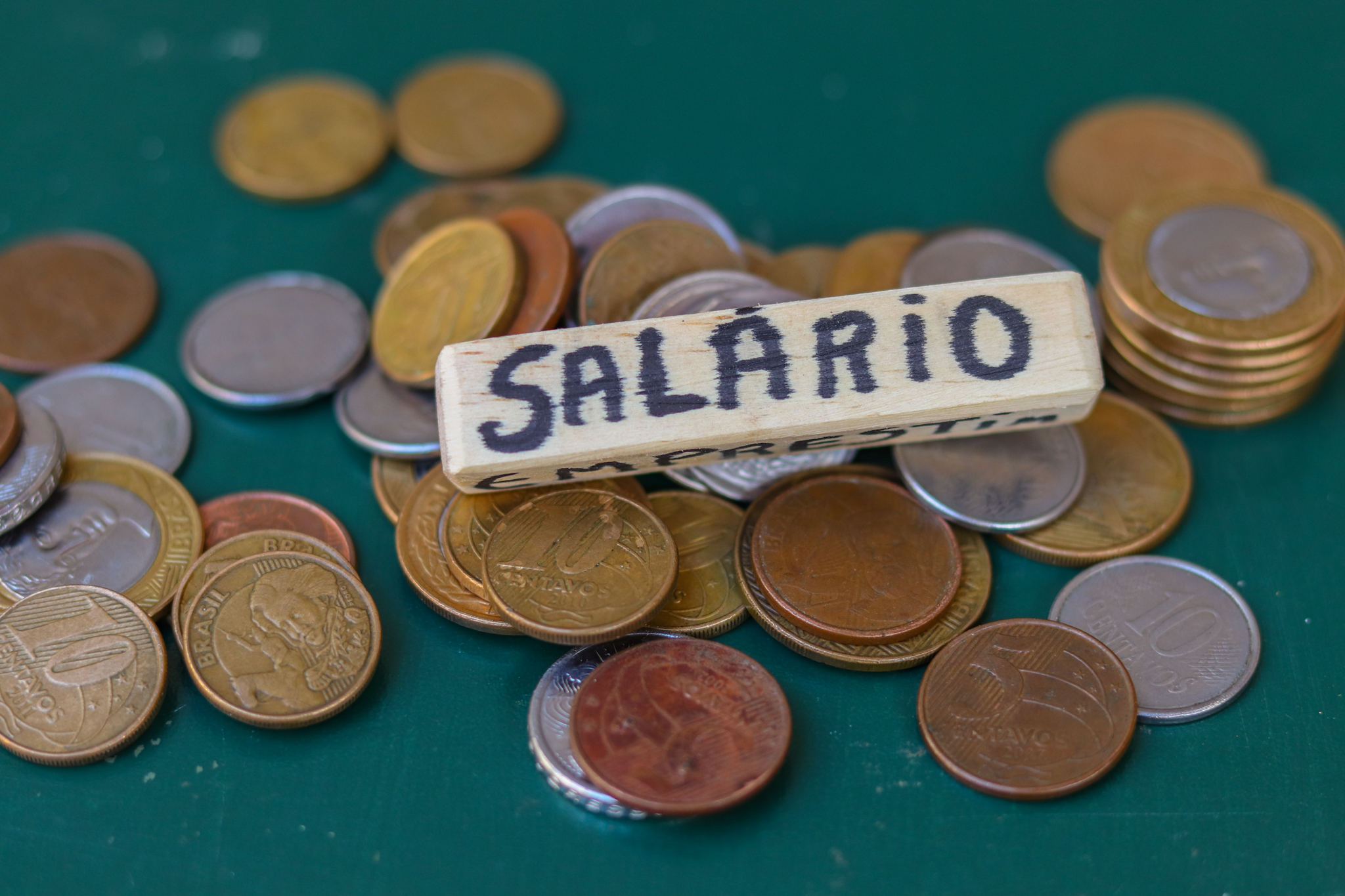 Salário comprometido? Idosos que dependem de renda mensal podem ficar sem benefício