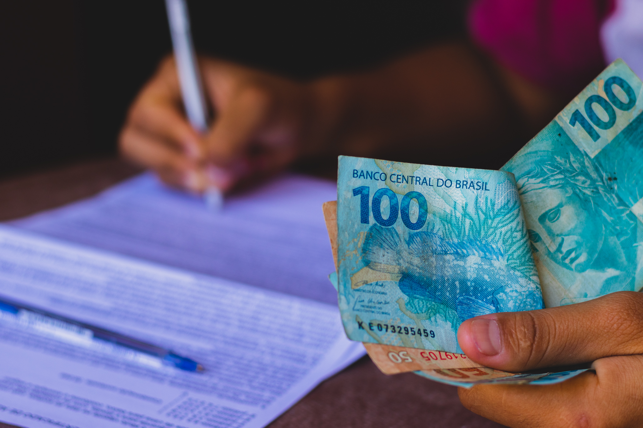 Serasa liberou! Trabalhadores com nome sujo podem retirar até R$ 3 MIL; saiba como pedir