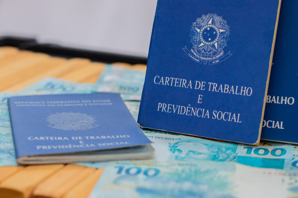 Trabalhou de carteira assinada? Você pode ter direito a benefício de até um salário mínimo